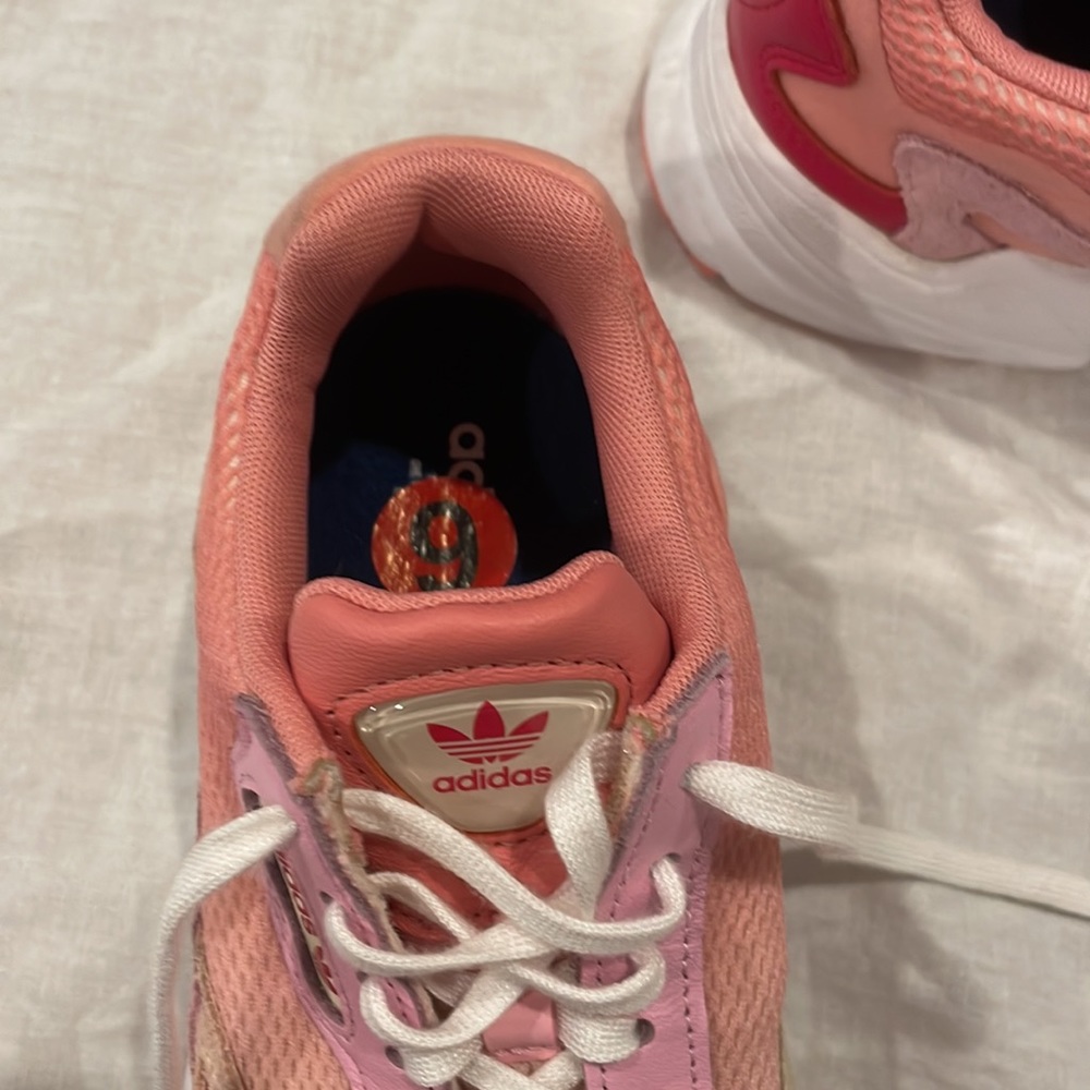 Woman’s Adidas Torsion sneakers - Picture 3 of 4